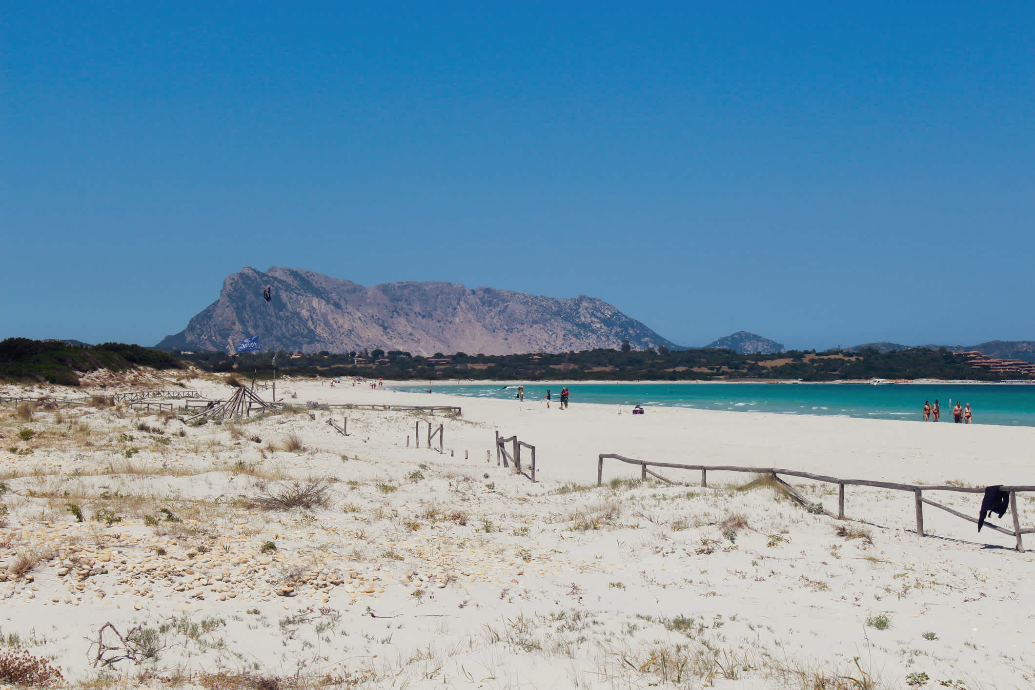 Sandstrand in San Teodoro mit Bergkette im Hintergrund