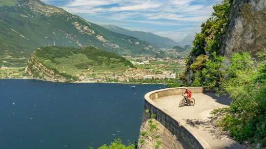 Luftaufnahme eines Radwegs am Gardasee