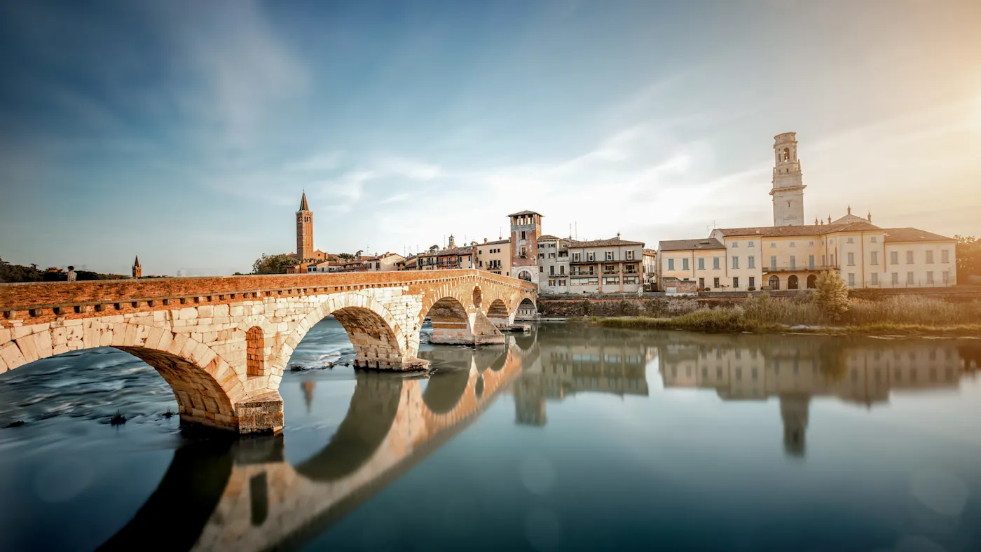 Verona, Venetien, Italie Die Ponte Pietra und der Turm in Verona, Venetien, Italien, bei Sonnenuntergang.