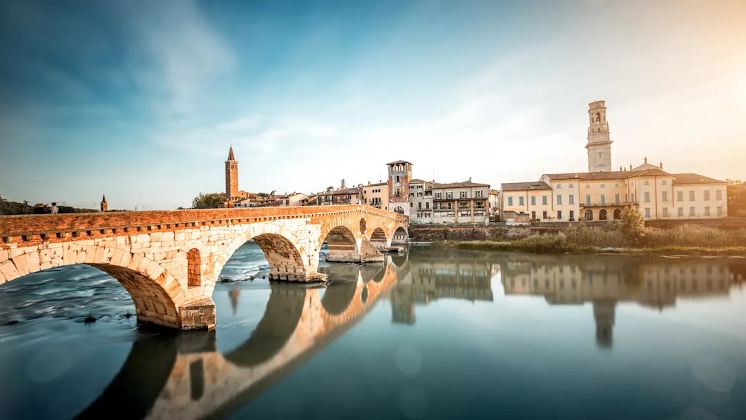 Die Ponte Pietra und der Turm in Verona, Venetien, Italien, bei Sonnenuntergang.
