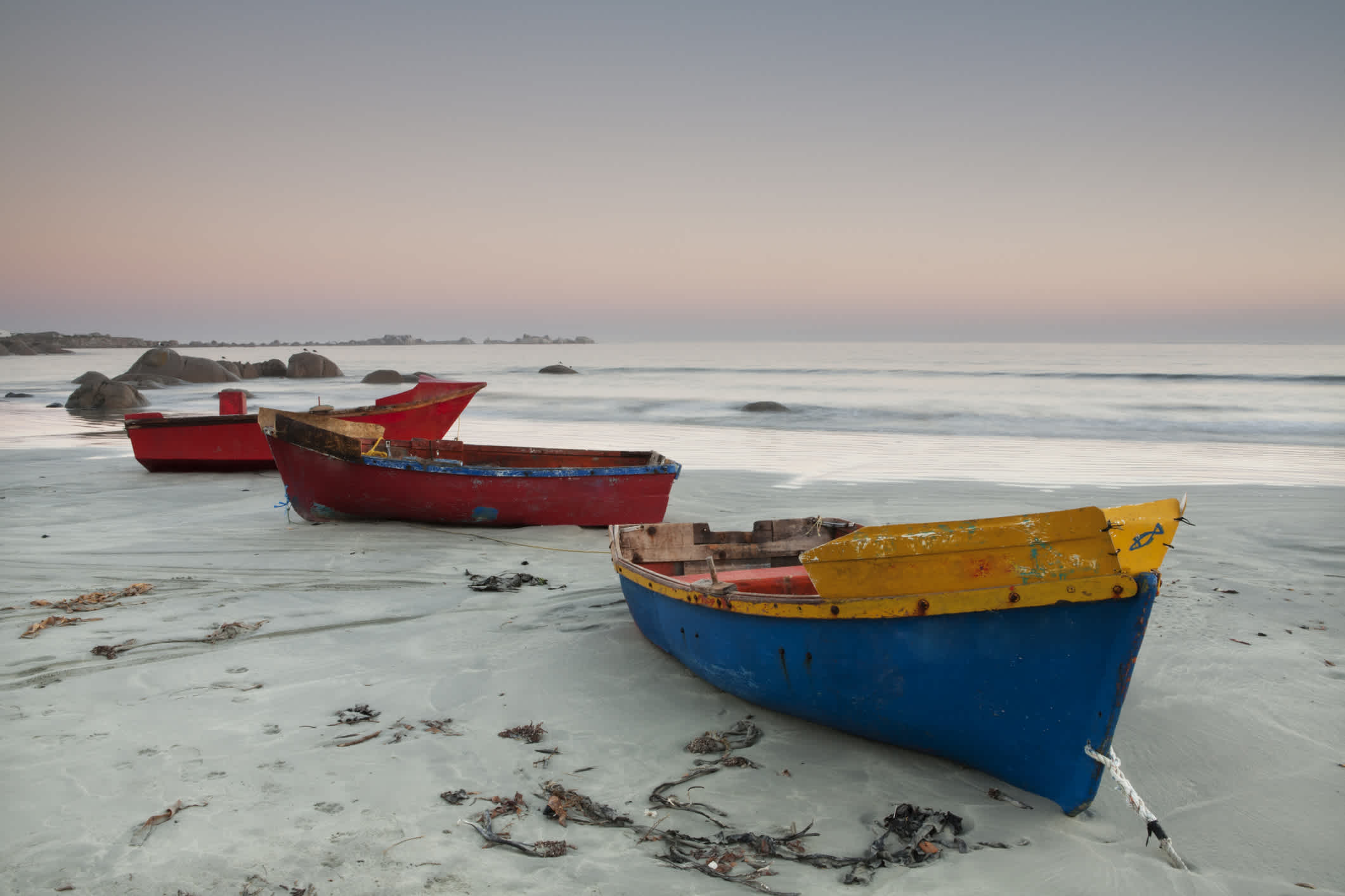 Bateaux sur la plage de Paternoster, côte ouest de l'Afrique du Sud.
