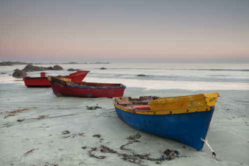Boote am Strand von Paternoster, Westküste Südafrikas.
