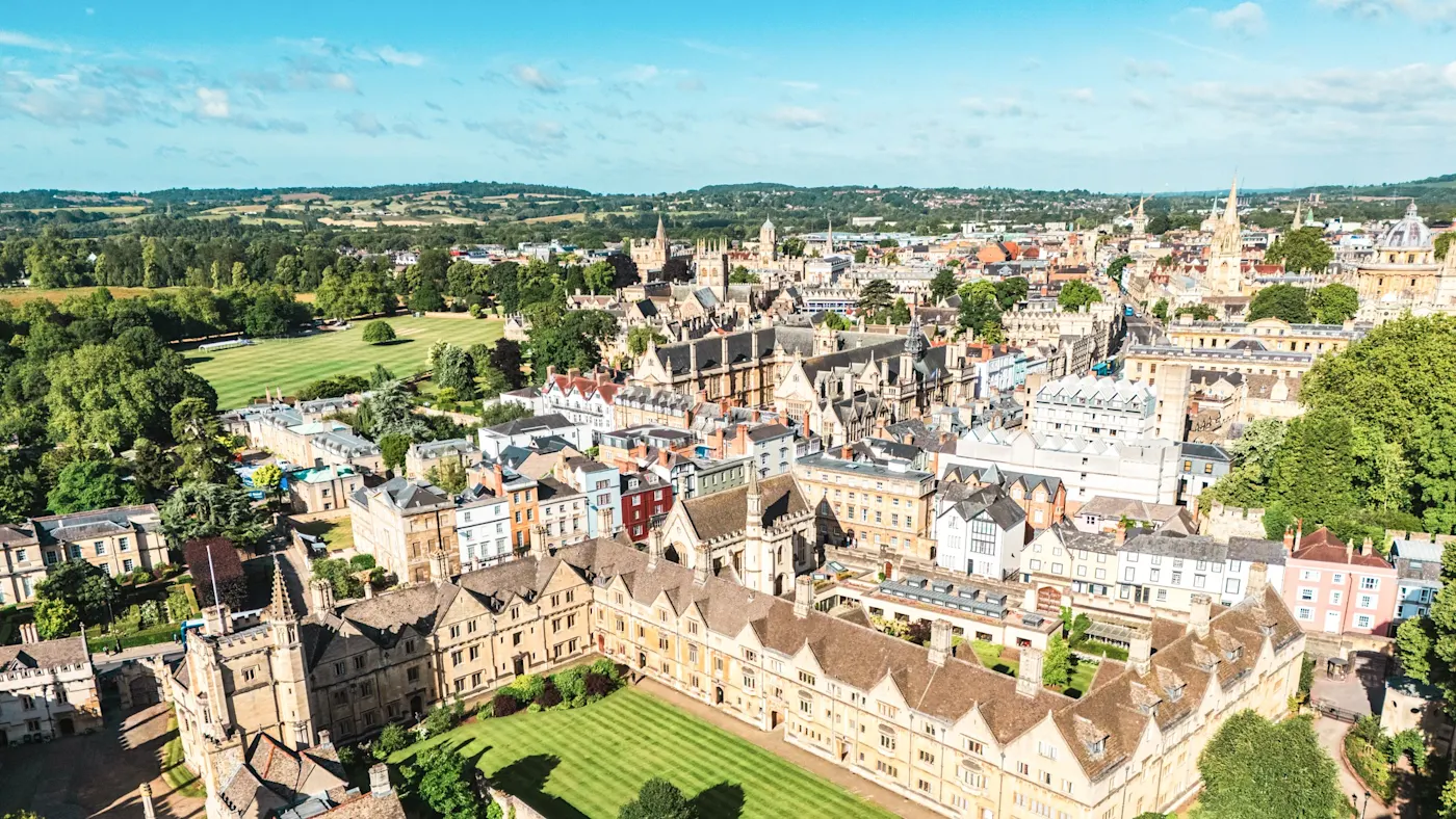 Oxford, England, Vereinigtes Königreich Luftaufnahme der historischen Universitätsgebäude und Gärten in Oxford. Oxford, England, Vereinigtes Königreich.