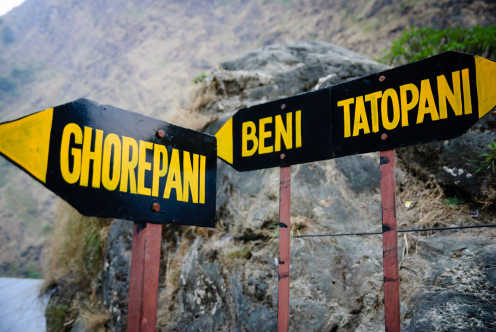 Trekking-Routenschild, das nach Ghorepani im Annapurna-Schutzgebiet in Nepal führt.
