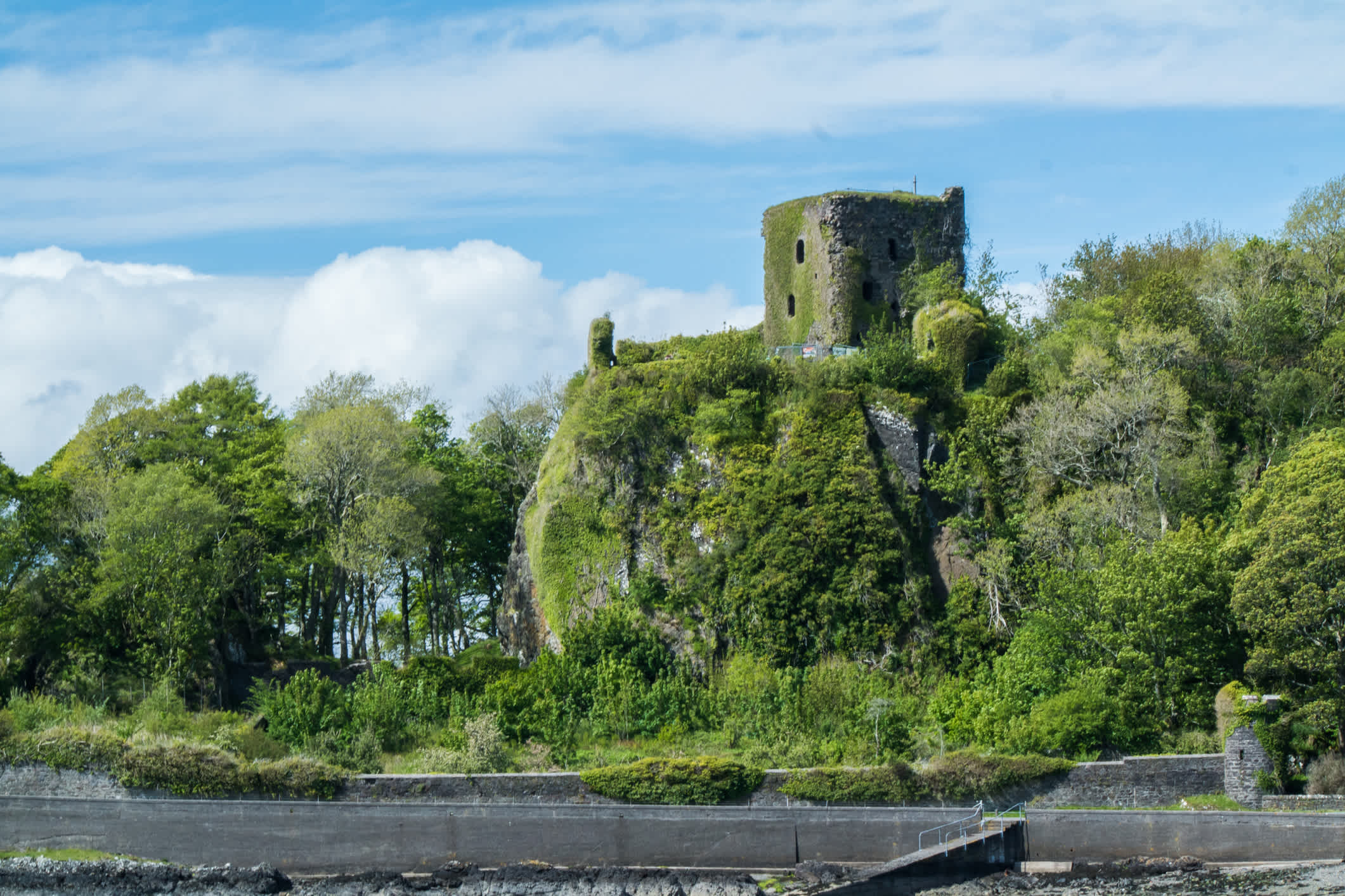 Vue du château de Dunollie caché dans la végétation près d'Oban, Écosse.
