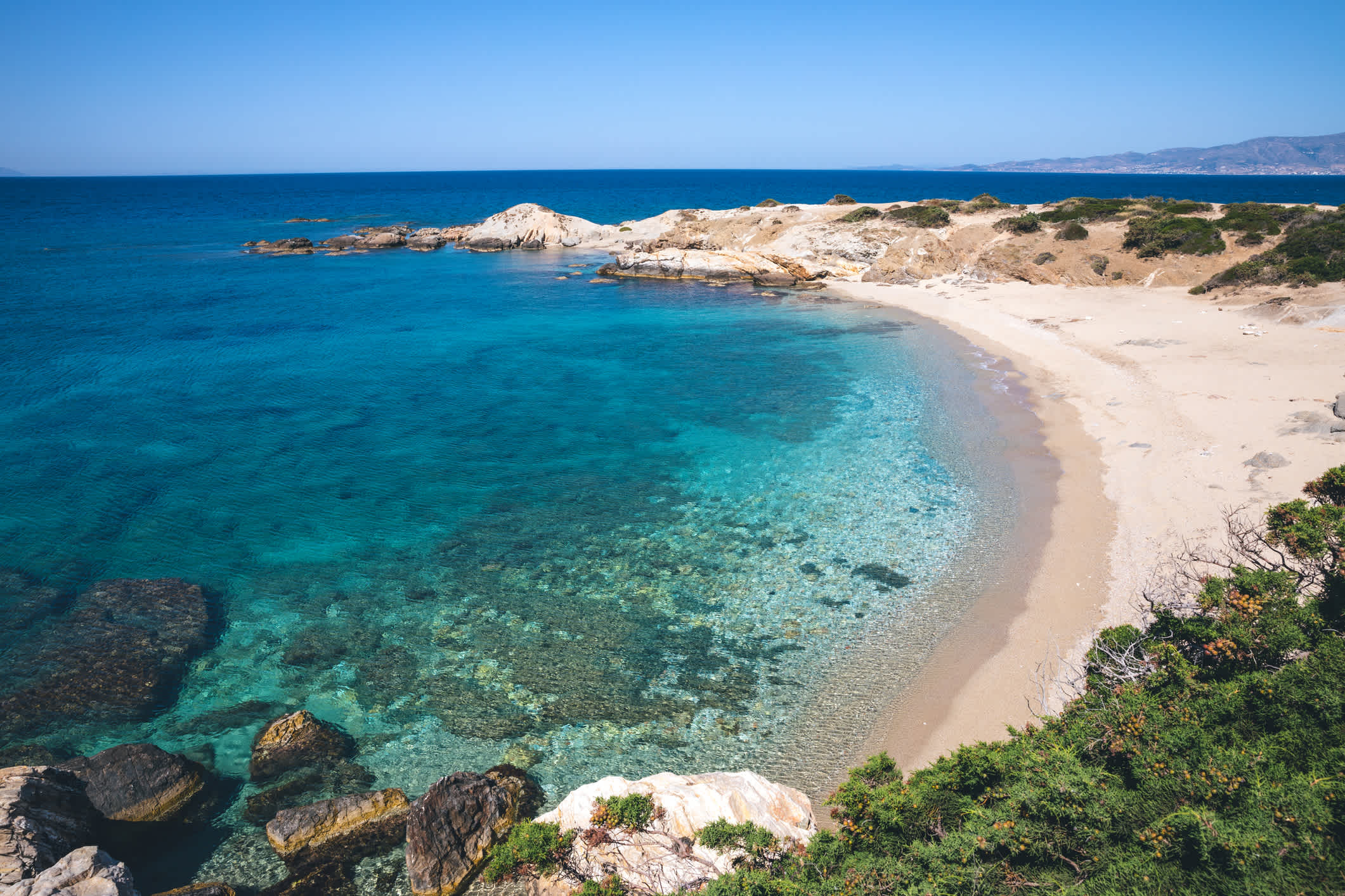 Abgelegener wilder Strand (Aliko) auf der Insel Naxos, Griechenland.