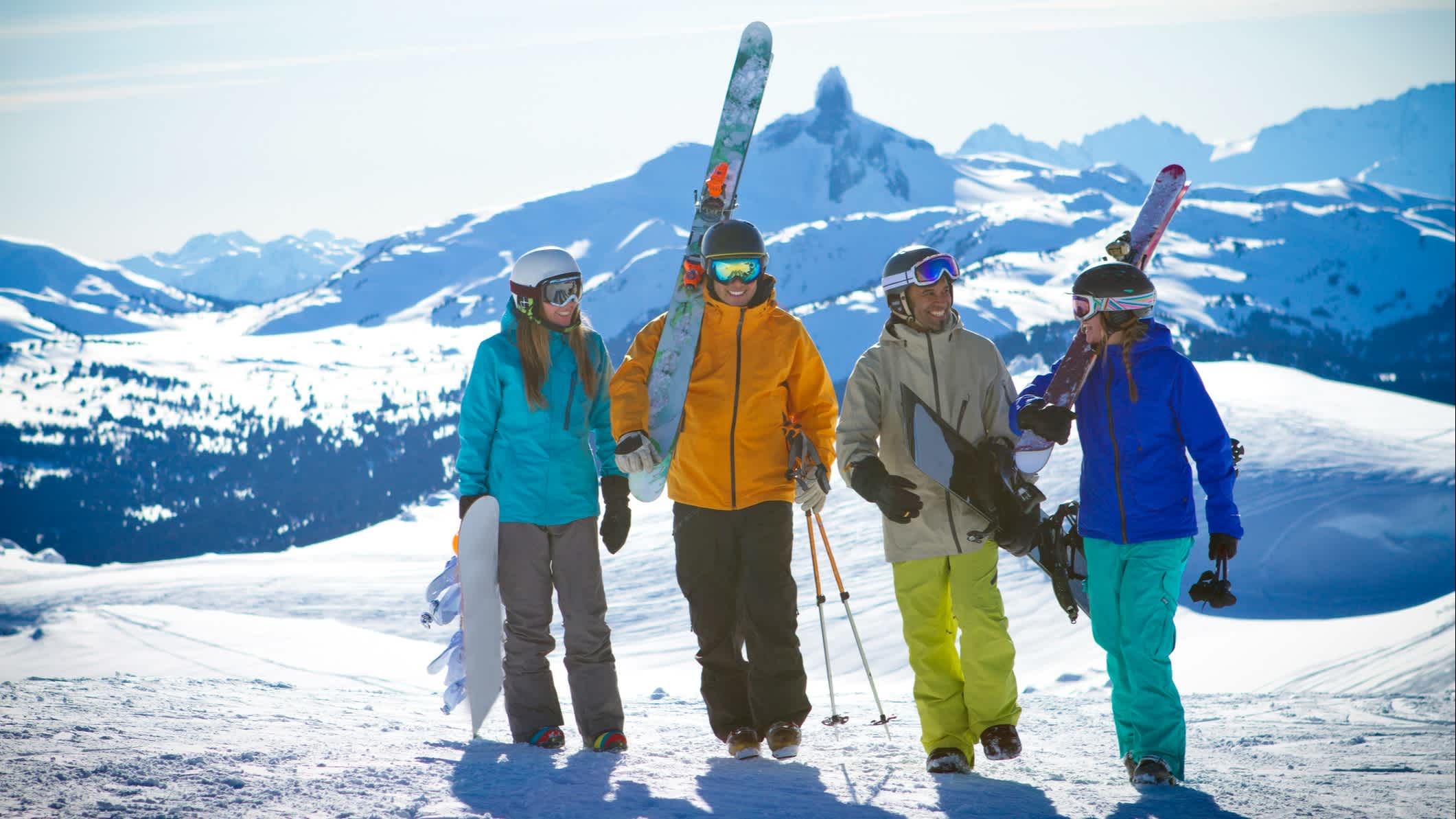 Groupe d'amis faisant du ski et du snowboard dans la station de ski Whistler Blackcomb, Canada.