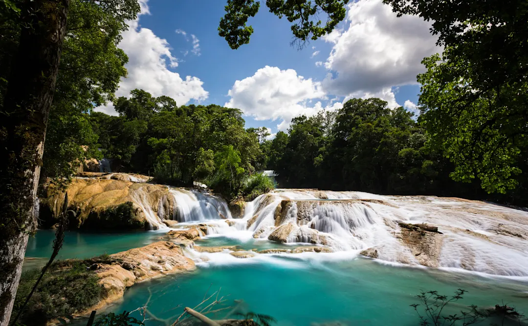 Mexico, Agua Azul Wasserfälle Hübsche blaue Wasserfälle von Agua Azul in Chiapas, Mexiko. Ein Ort, an dem viele Katarakte viele kleine Wasserfälle erzeugen.