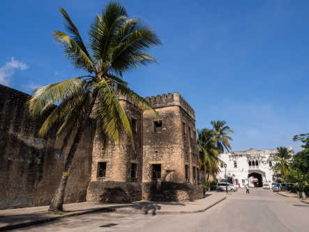 Das Alte Fort, auch bekannt als Arabisches Fort und das Haus der Wunder in Stone Town auf Sansibar, Tansania, Ostafrika.