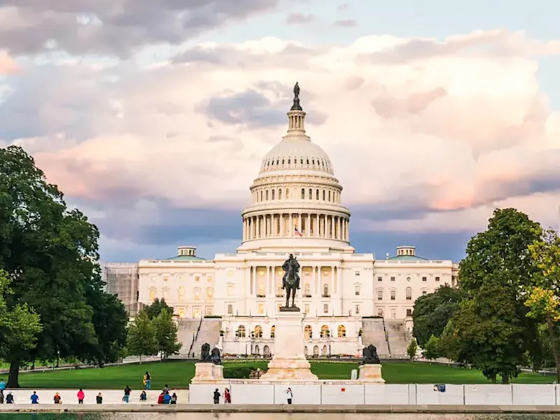 US-Kapitol mit Reflexion im Wasser und dramatischem Himmel. Washington, D.C., USA.
