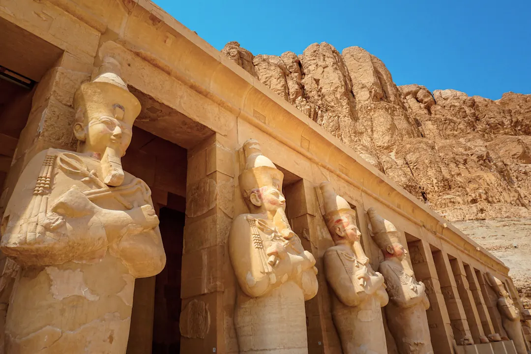 Steinstatuen vor dem Tempel der Hatschepsut, Königstal, Ägypten