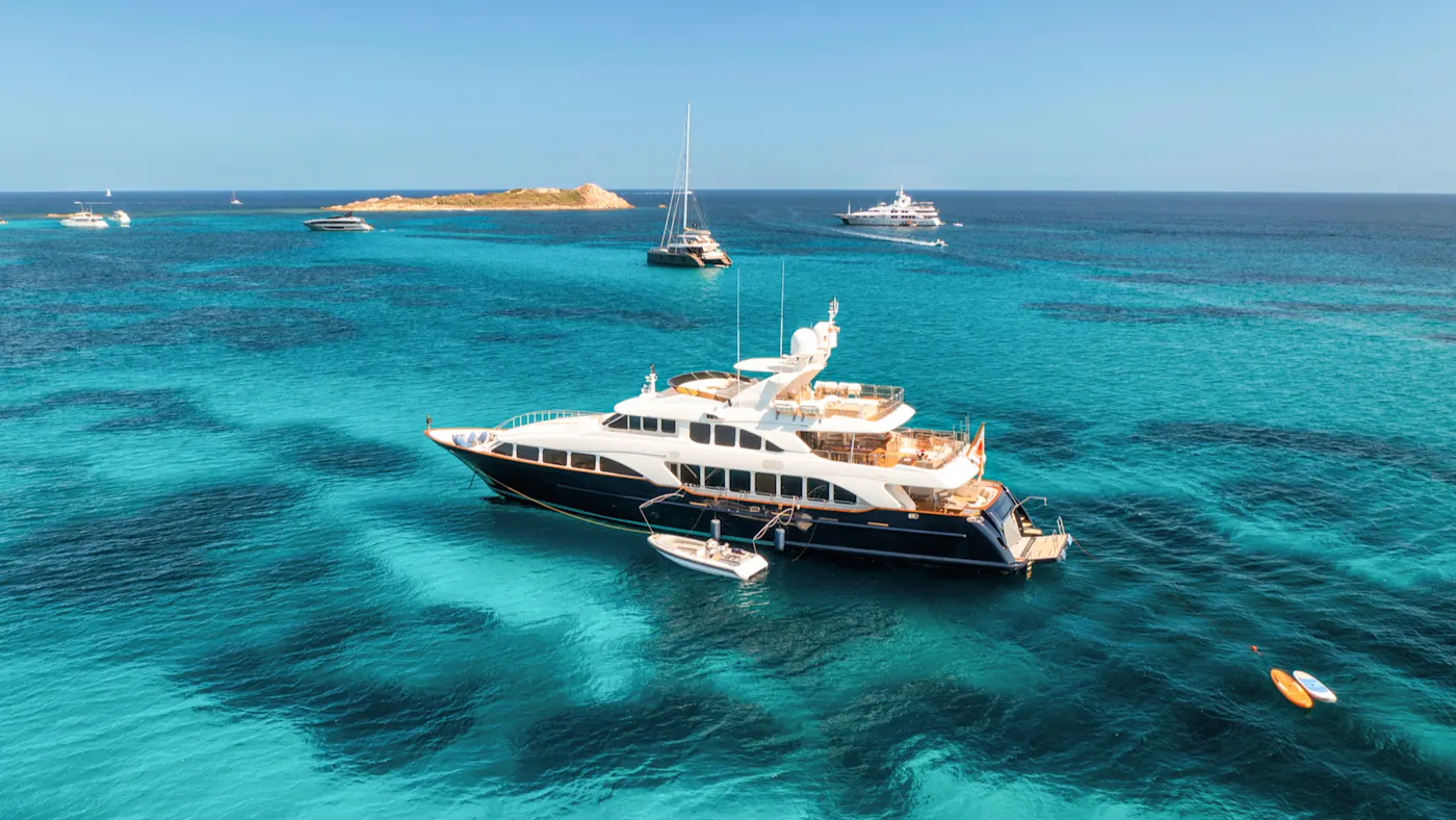 Aktivität, Bootstour, Meer Eine kleine Yacht im Meer.