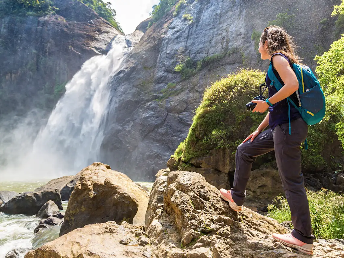 Une randonneuse près de la cascade de Dunhinda au Sri Lanka.