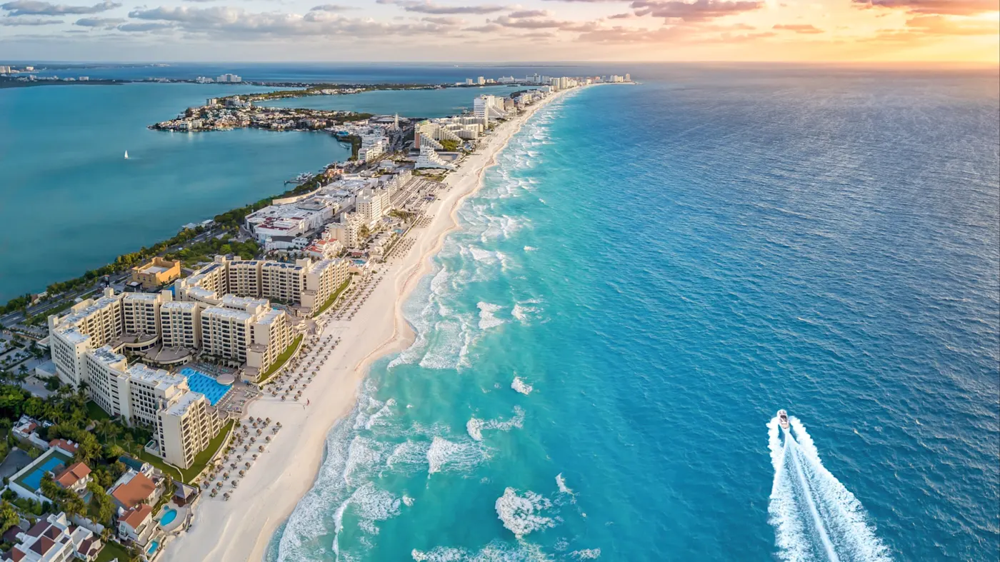 Cancún, Quintana Roo, Mexiko Luftaufnahme von Hotelanlagen entlang eines weißen Sandstrandes mit türkisfarbenem Wasser. Cancún, Quintana Roo, Mexiko.