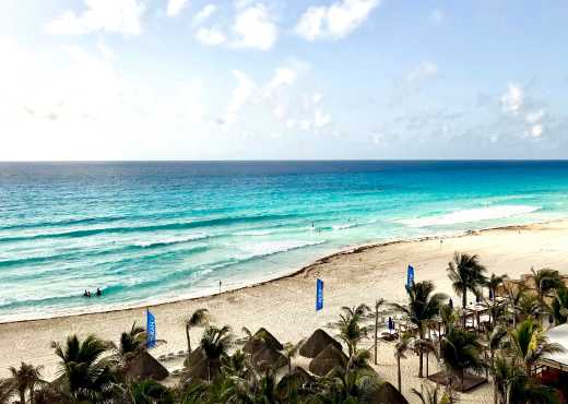 Weiße Stände bei einem Cancun Urlaub erleben