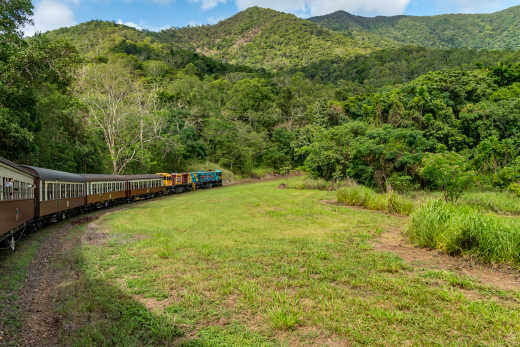 Visiter Cairns et sa région en train dur la célèbre Kuranda Railway, une des routes ferroviaires les plus impressionnantes d'Australie.