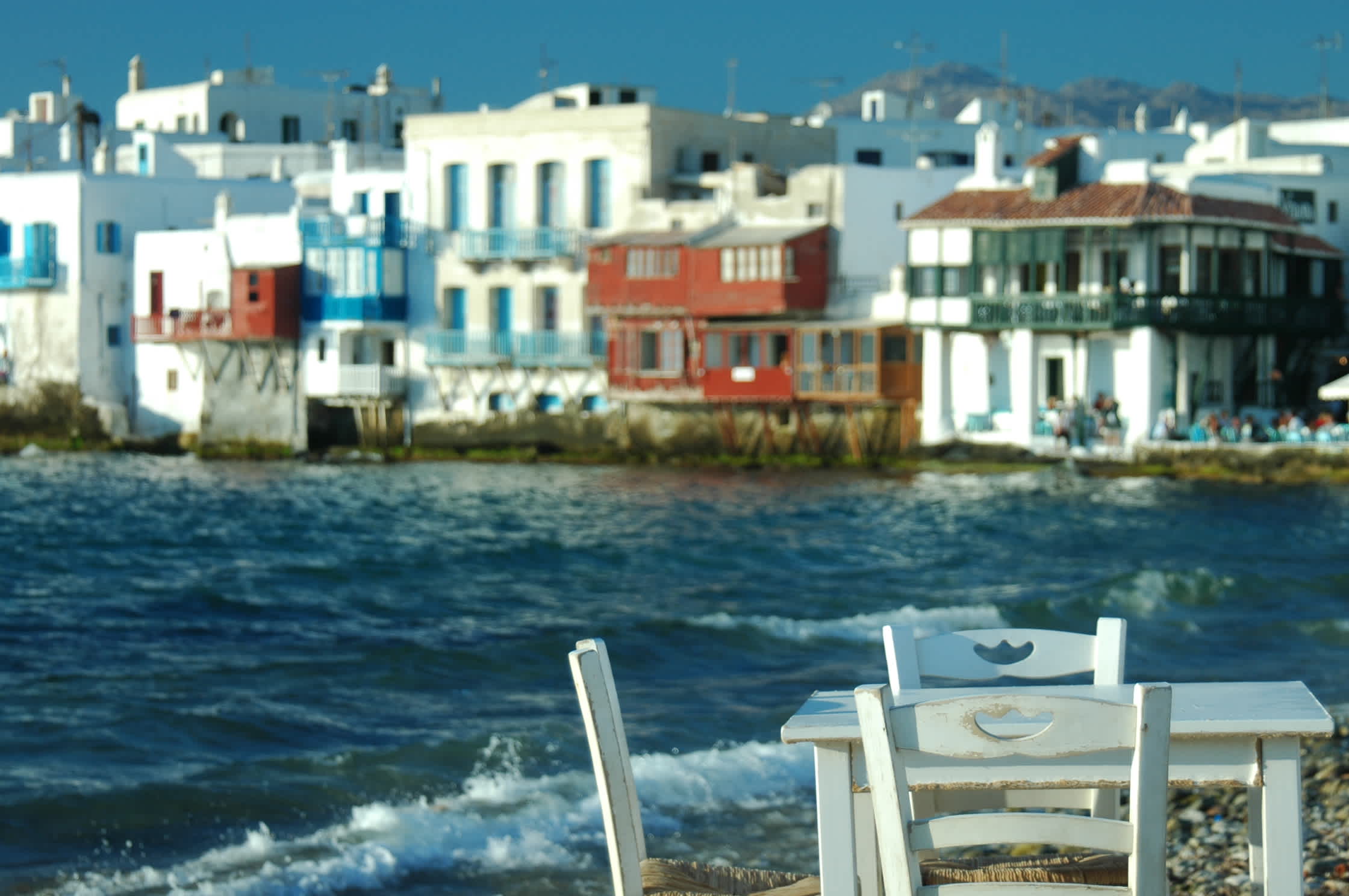 Blick auf das Ägäische Meer und Klein-Venedig im Hintergrund, Mykonos, Griechenland. 