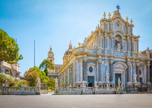 Piazza del Duomo mit der Kathedrale von Santa Agatha in Catania, Sizilien, Italien.