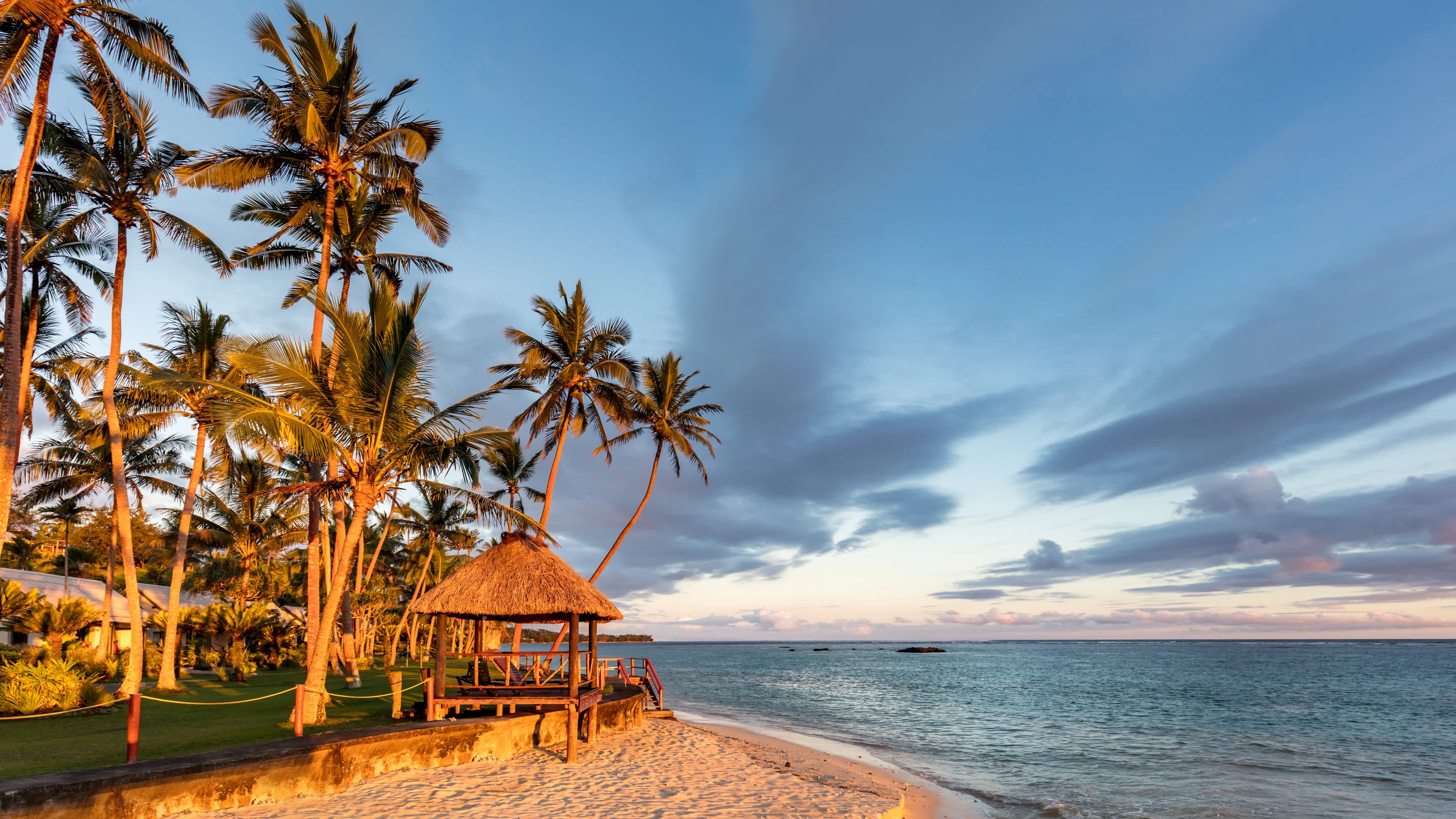 Coucher de soleil sur la plage de la Coral Coast sur l'île de Viti Levu, une des nombreuses plages dont vous pourrez profitez pendant votre voyage aux Fidji.