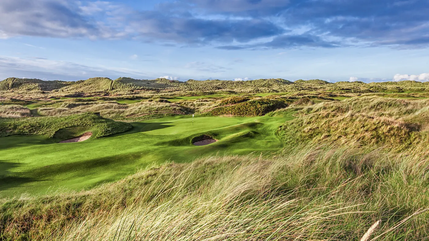 Irland, Links-Platz, Golf Grüne Dünenlandschaft mit einem Golfplatz inmitten der Natur. Links-Platz, Irland
