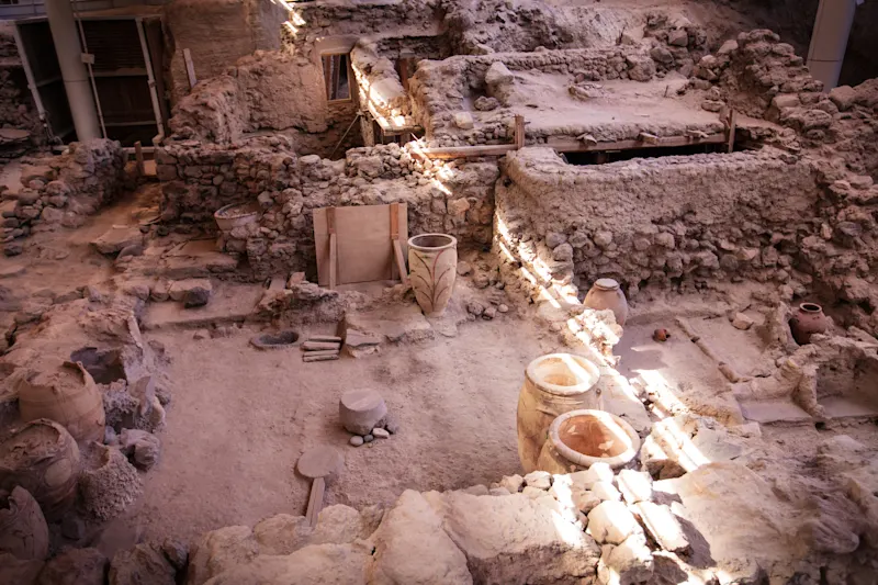 Antike Artefakte in Akrotiri, auf der griechischen Insel Santorin