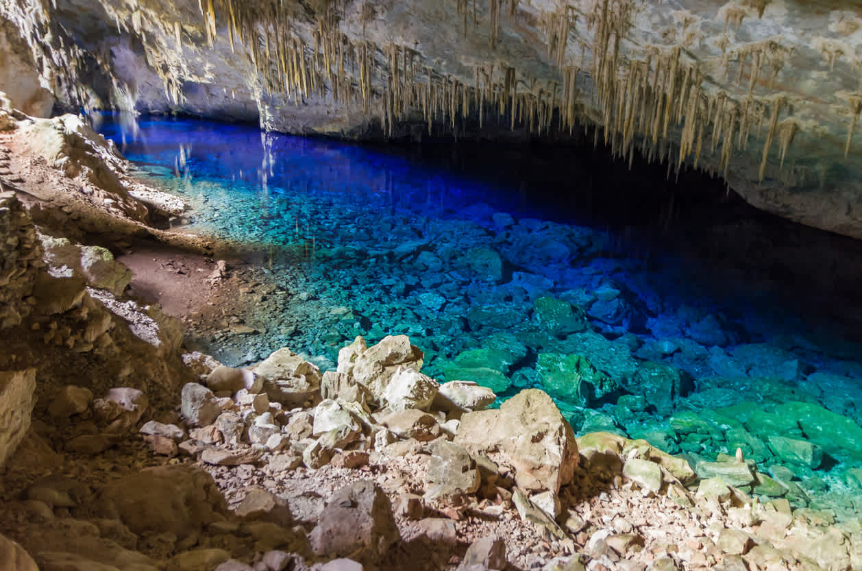 L'intérieur mystérieux d'une grotte de calcaire naturelle de Serra da Bodoquena à Bonito au Brésil.