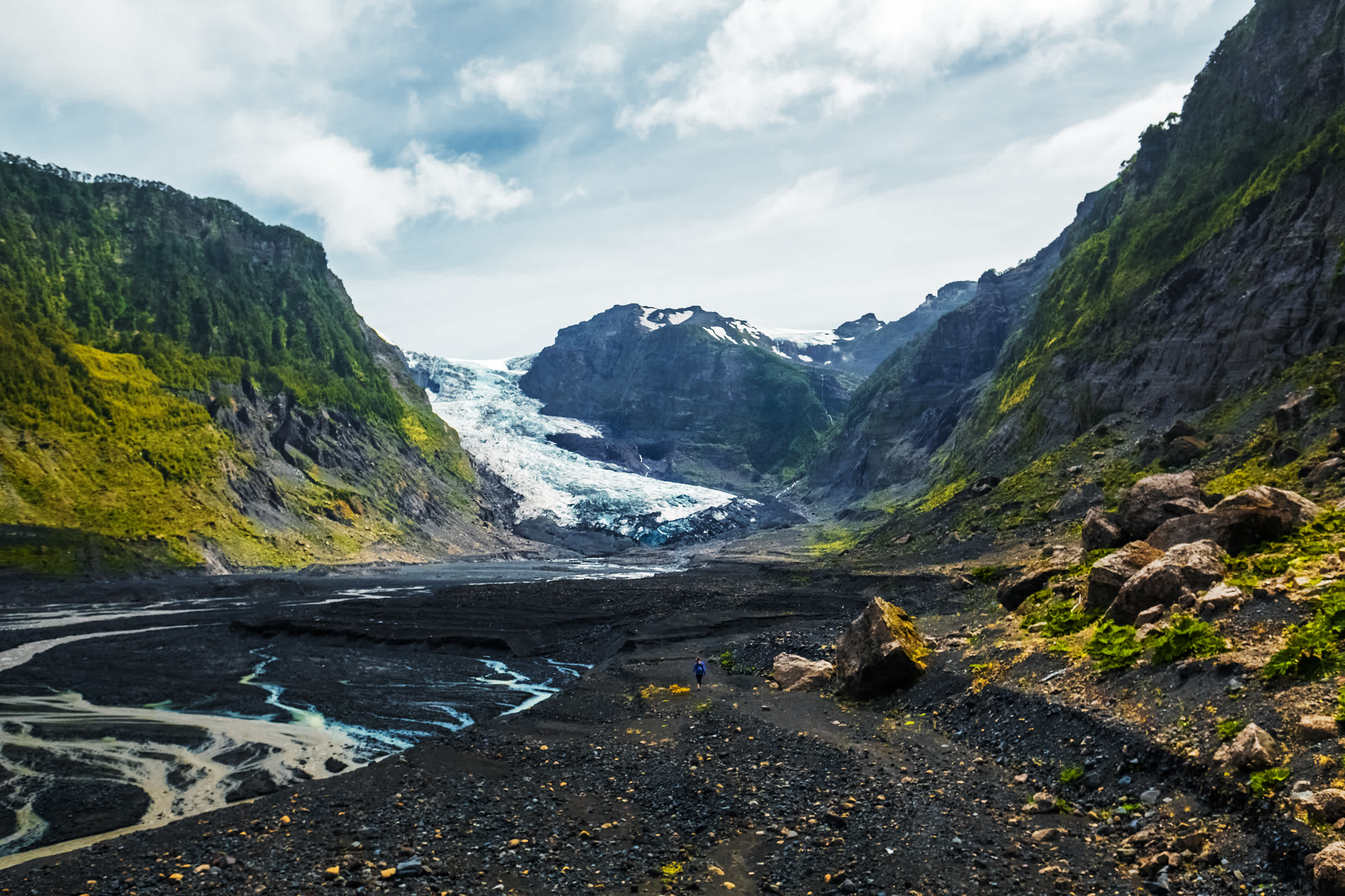 Vallée entourée de montagnes et glacier en arrière-plan, dans le parc national de Pumalin, près de Chaitén, au Chili.