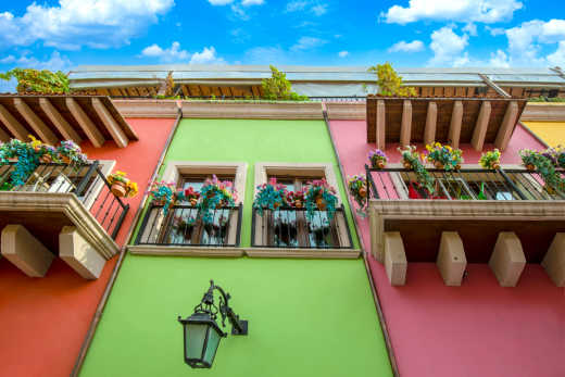 Mexiko, Monterrey, bunte historische Häuser in Barrio Antiguo, eine berühmte Touristenattraktion