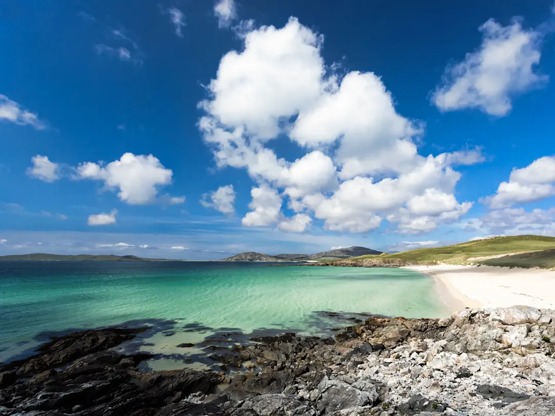 Sandstrand mit türkisfarbenem Wasser, Luskentyre, Äußere Hebriden, Schottland.
