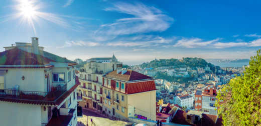 Admirez le panorama depuis les hauteurs de la ville depuis le Miradouro da Senhora do Monte pendant votre voyage à Lisbonne