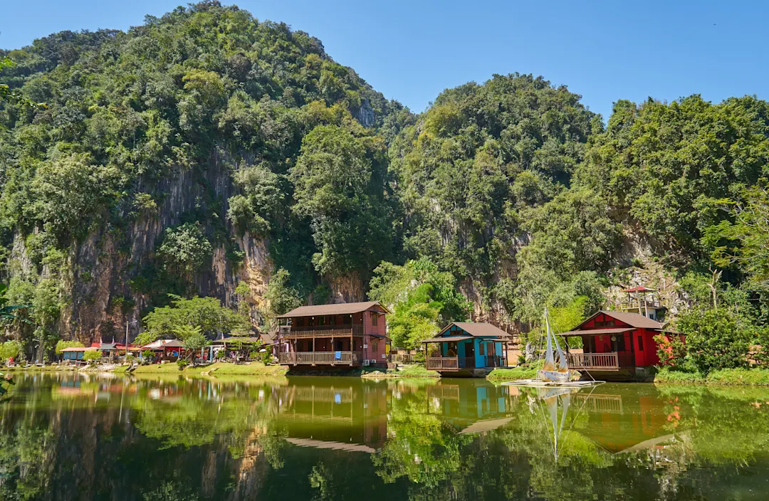 Häuser am See bei Ipoh.