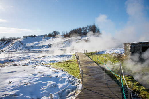 Entspannen Sie sich in den Secret Lagoon Hot Springs in Hvammsvegur während Ihrer Reise zum Golden Circle.