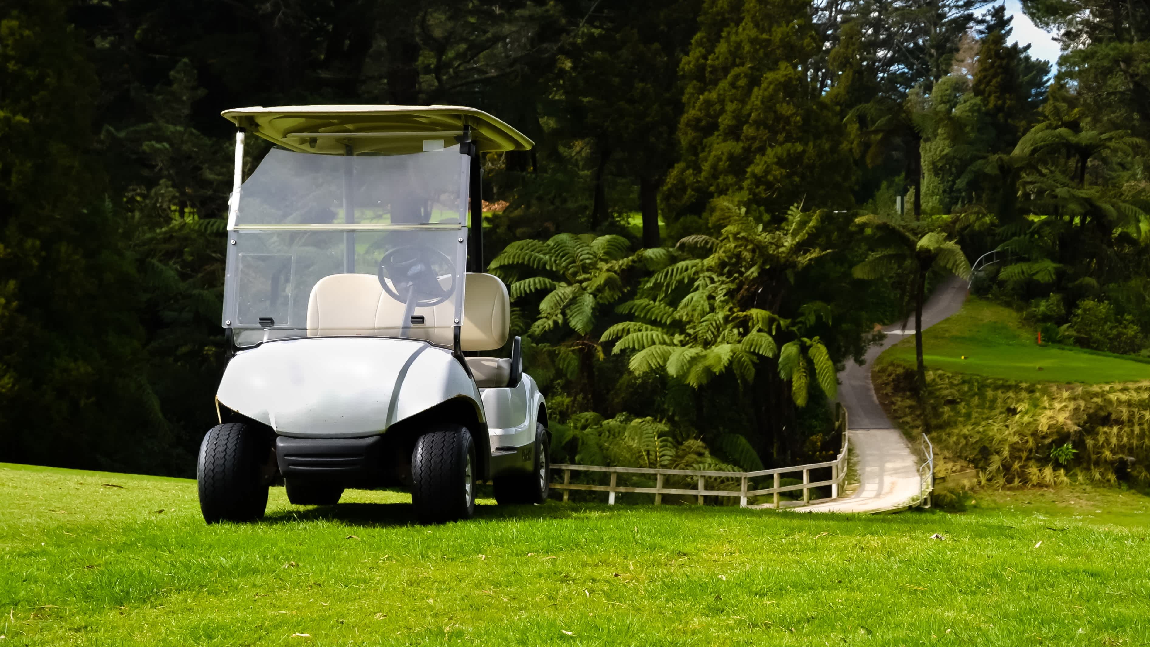Golfcart auf einem Golfplatz in Neuseeland