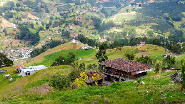Siedlung im Tal der Anden. Ecuado