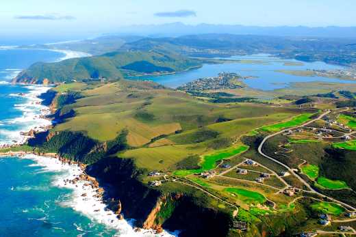 Blick_aus_der_Luft_auf_einen_Golfplatz_an_der_Garden_Route_in_Südafrika