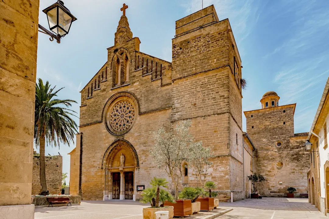 Blick auf die historische Altstadt Alcúdias mit der Kirche St. Jaume.