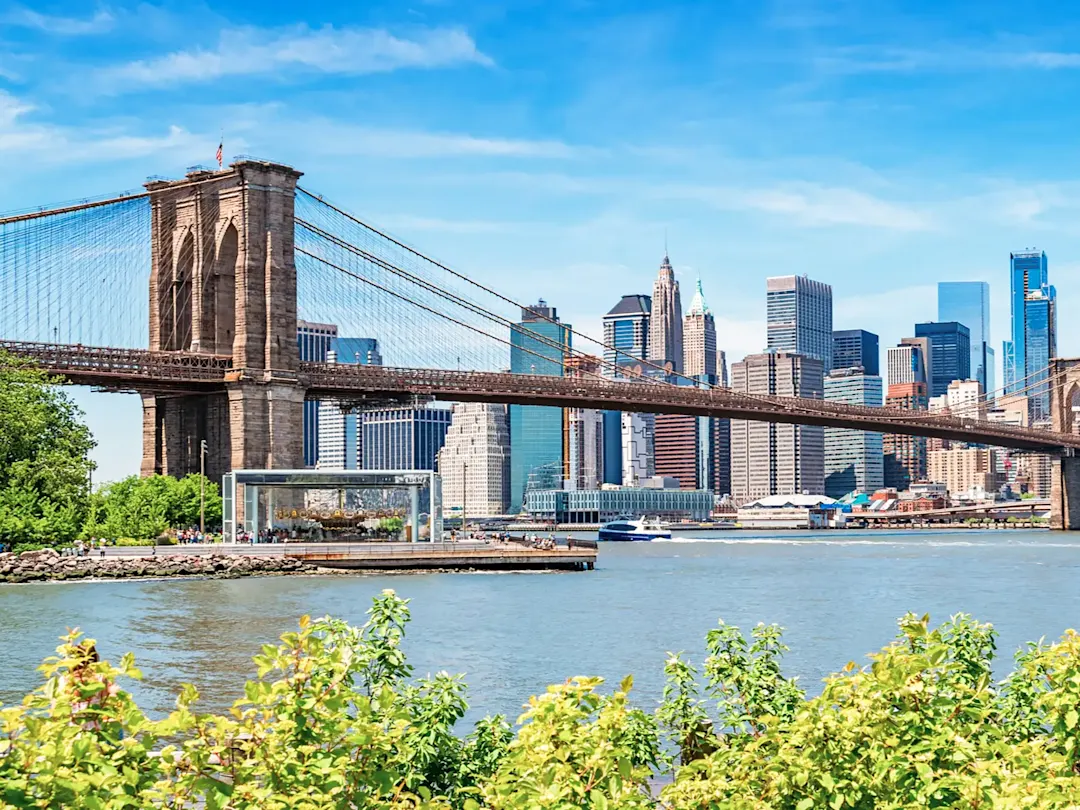 Brooklyn Bridge mit Blick auf die Skyline von Manhattan. New York City, New York, USA.
