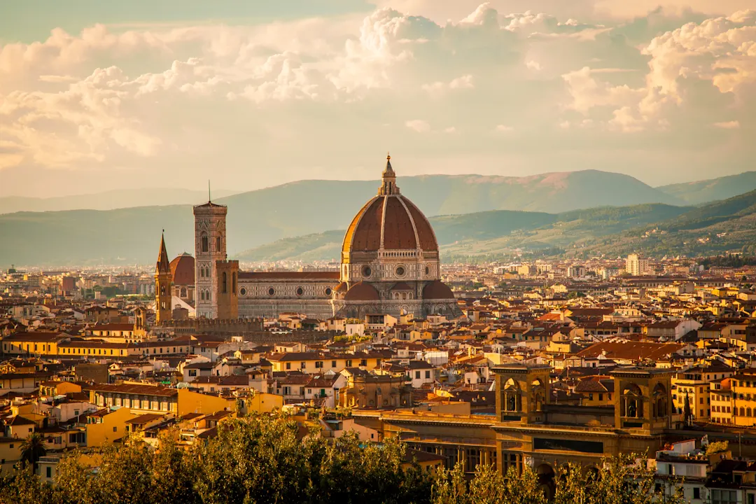 Blick auf den Dom Santa Maria del Fiore in Florenz, Italien, fotografiert vom Piazzale Michelangelo an einem späten Nachmittag im August.