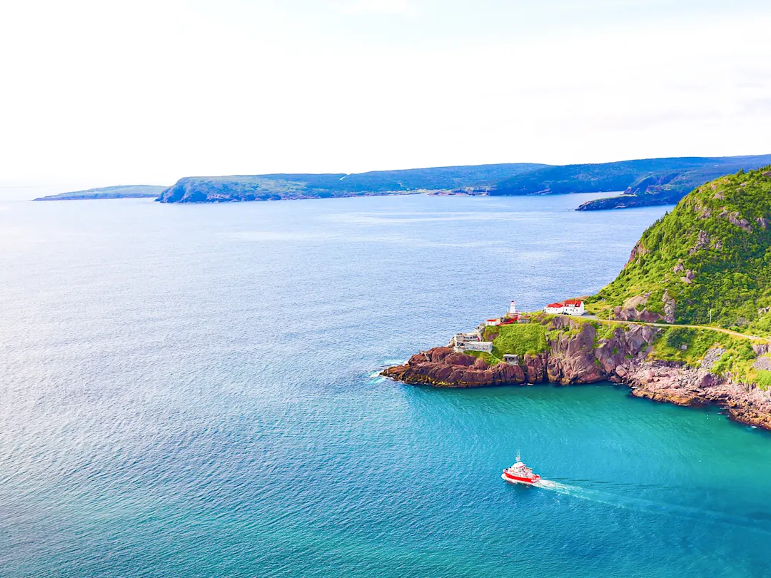 Leuchtturm auf einer Klippe mit türkisfarbenem Wasser. St. John's, Newfoundland, Kanada.
