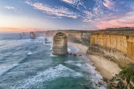 Discover the Twelve Apostles mountain range on the Great Ocean Road during a Victoria tour 