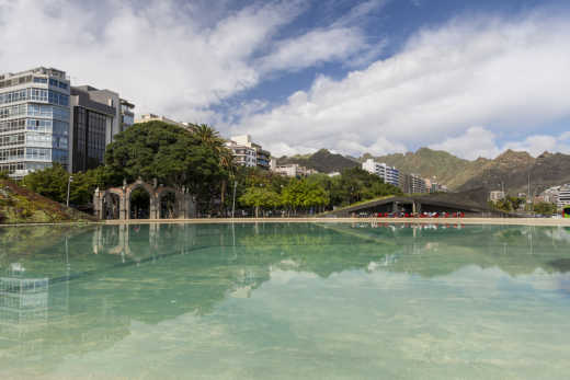 Admirez la fontaine de la Plaza de España à Santa Cruz de Tenerife – un must pour des vacances à Santa Cruz