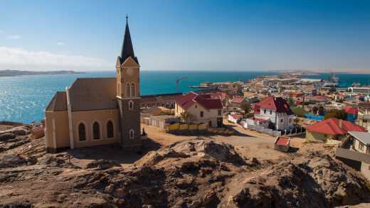 Uitzicht over de stad met kerk, Lüderitz, Namibië 