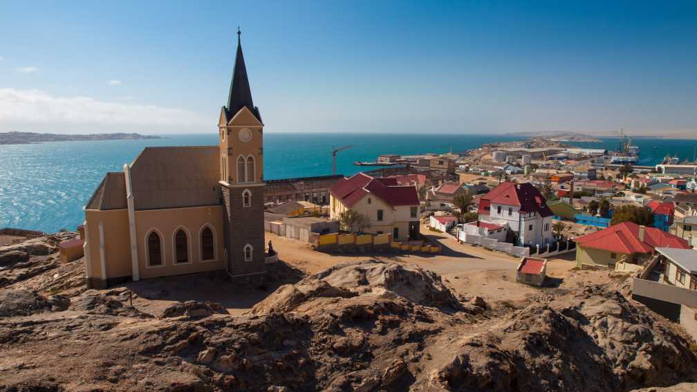 Blick_über_Lüderitz_in_Namibia_mit_Kirche_im_Vordergrund