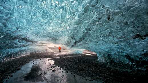 Mann vor einem Gletscher in Island

