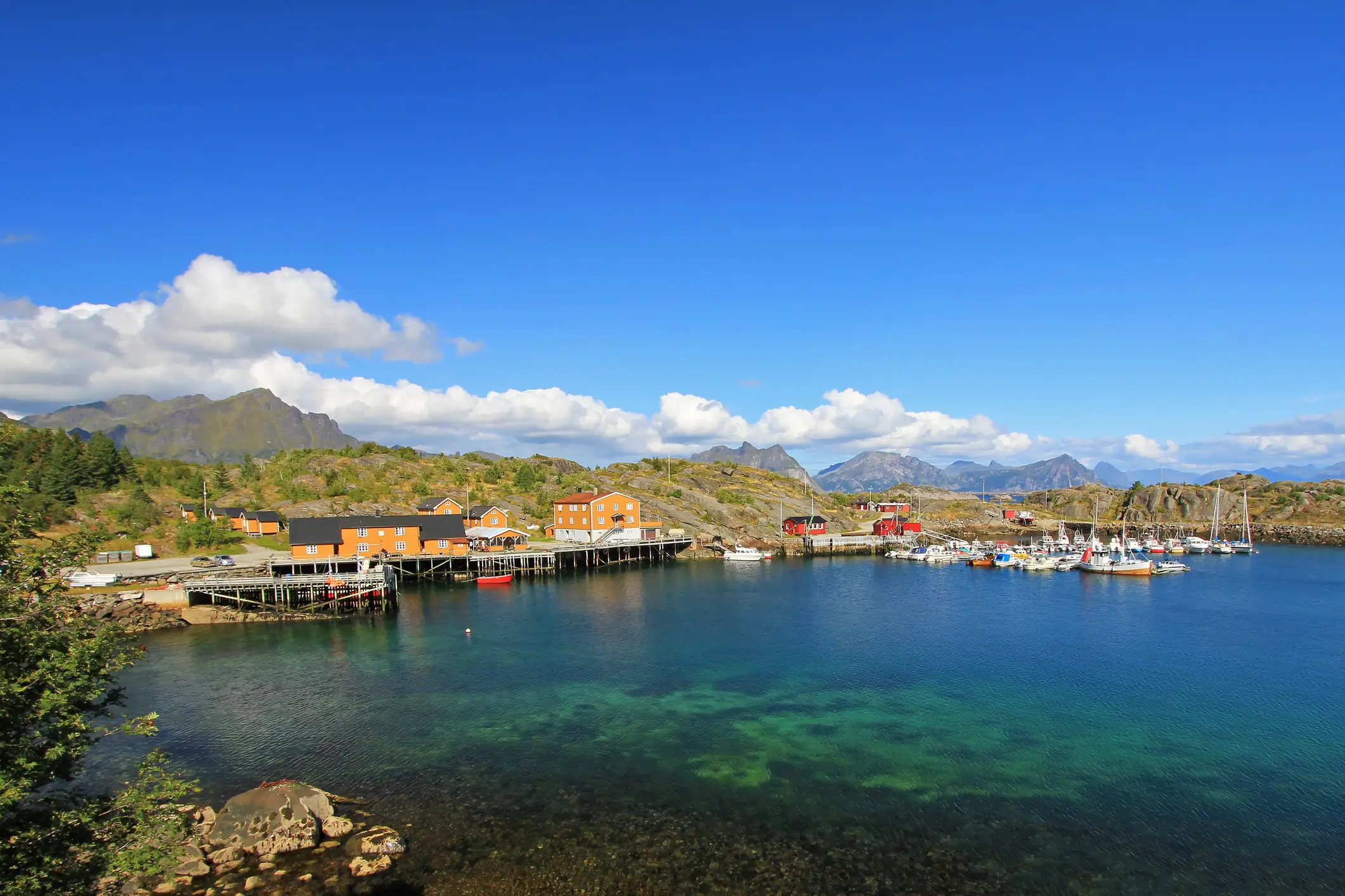 Schöne Stamsund Dorf mit bunten Häusern und Fischerhafen, Lofoten Inseln, Norwegen.

