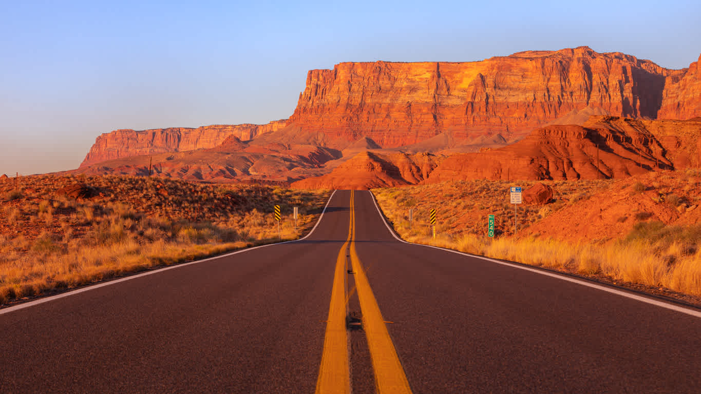 Route qui mène au Grand Canyon avec le Marble Canyon en arrière-plan