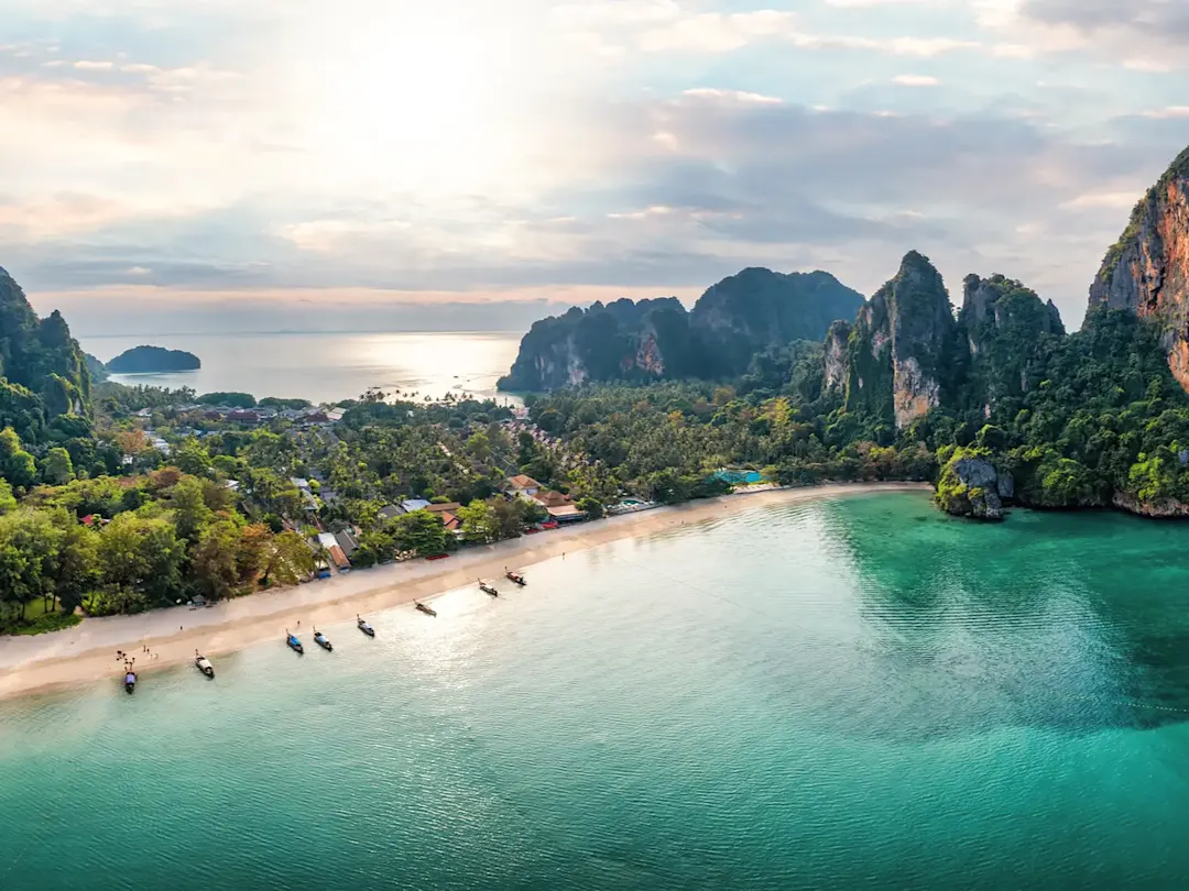 Malerische Küste mit Sandstrand und üppigen Kalksteinfelsen. Railay, Krabi, Thailand.