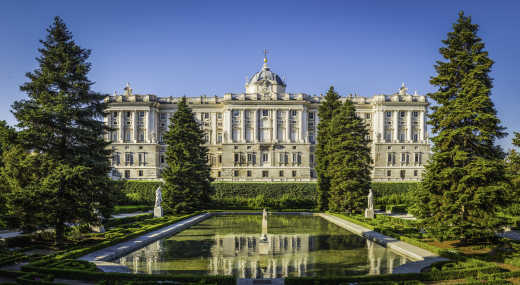 Königlicher Palast von Madrid beeindruckt bei einem Madrid Urlaub