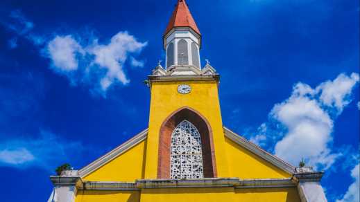 Bunte Gelbe Notre Dame Kathedrale in Papeete, Französisch-Polynesien