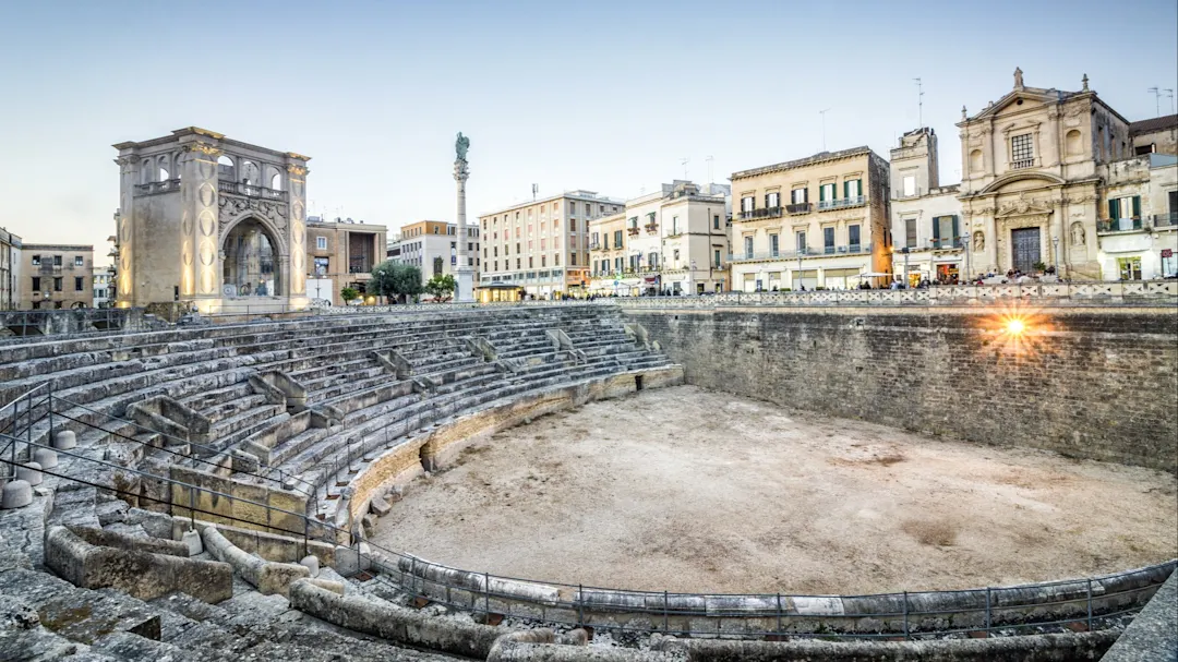 Antikes römisches Amphitheater und Porta Napoli, Lecce, Apulien, Italien.
